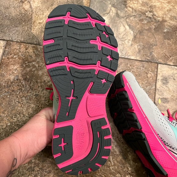 Woman’s Brooks - Picture 4 of 5